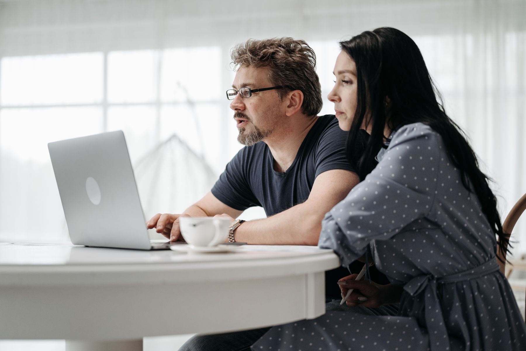 Un cuplu analizează împreună opțiunile financiare pe laptop